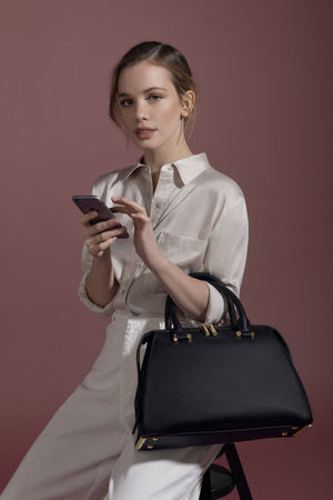 Magnolia Black Vegane kleine Bowlingtasche